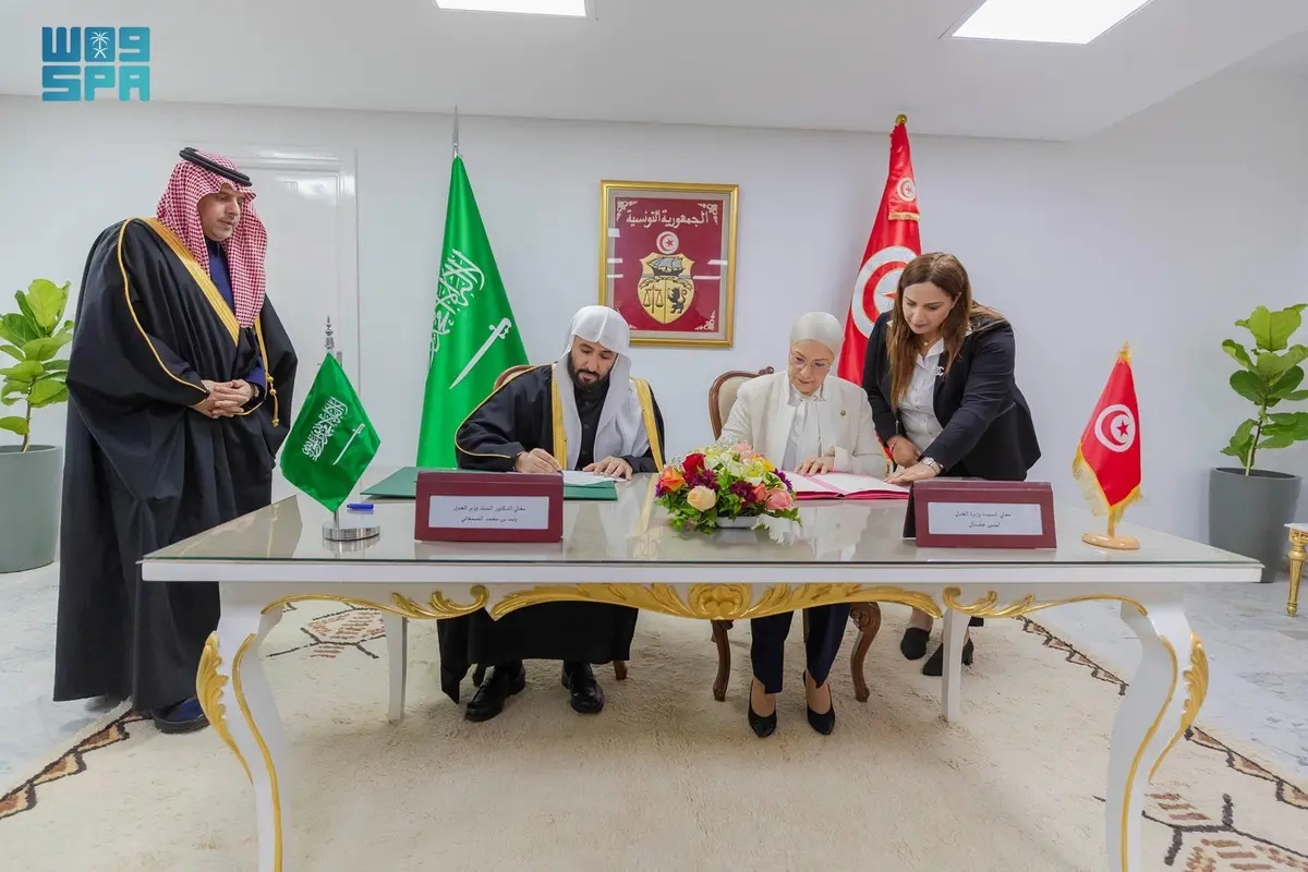 وزير العدل يوقع مع نظيرته التونسية برنامجًا تنفيذيًا لتعزيز التعاون العدلي