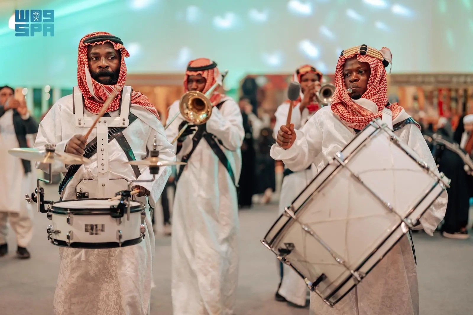 العروض العالمية والموروثات الشعبية تجذب زوار 'شتاء درب زبيدة' في لينة التاريخية