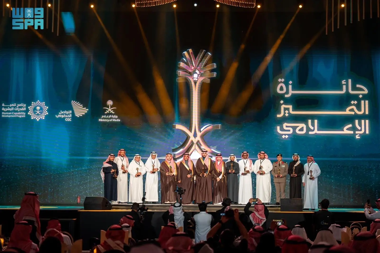 برعاية وزير الإعلام.. جائزة التميُّز الإعلامي تتوّج الفائزين في مساراتها