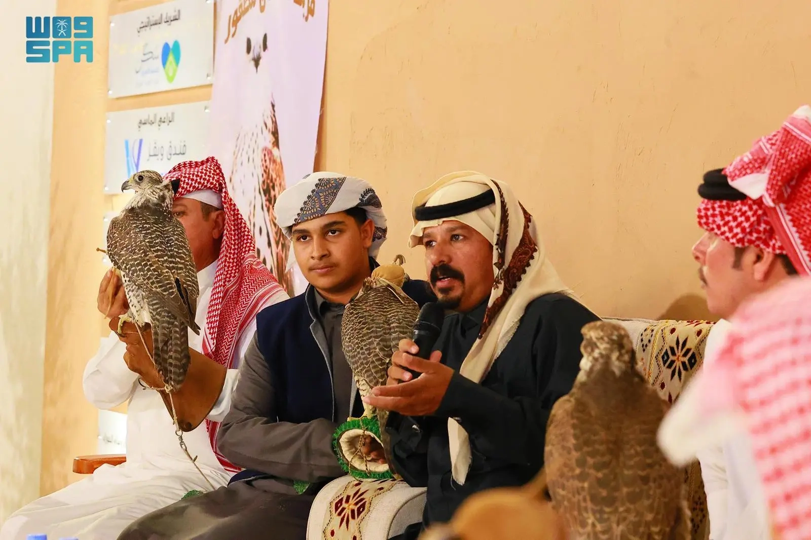 هواة القنص بالصقور يثرون فعاليات مهرجان 'رمضان زمان' في أملج
