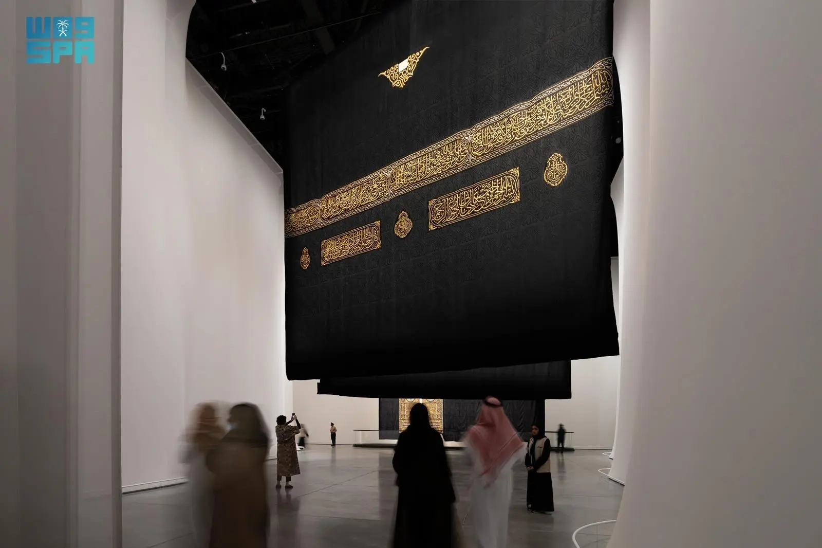 عرض تفاعلي مميز يكشف مراحل صناعة كسوة الكعبة المشرفة ضمن بينالي الفنون الإسلامية