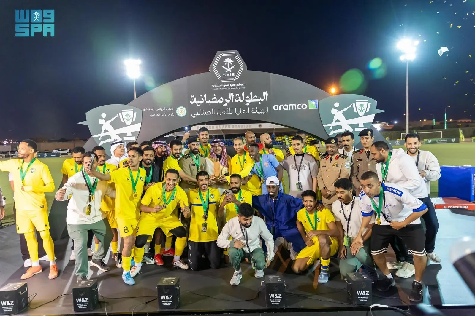 تحت رعاية الأمير عبدالعزيز بن سعود .. محافظ الهيئة العليا للأمن الصناعي يتوج فريق قوات أمن المنشآت بكأس البطولة الرمضانية لكرة القدم