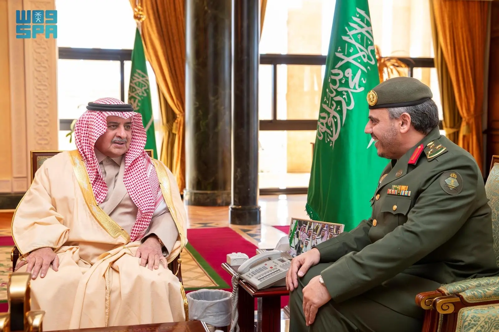 أمير تبوك يستقبل مدير جوازات المنطقة