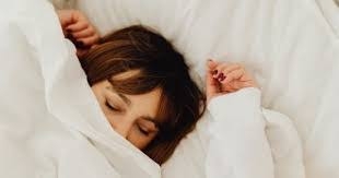 10 أطعمة تساعد على النوم الهادئ