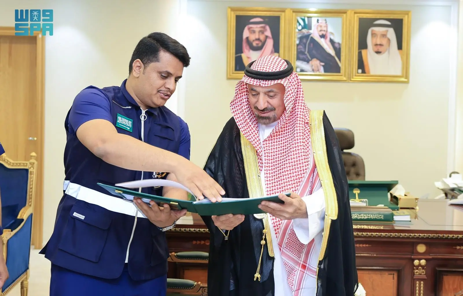 أمير نجران يستعرض التقرير السنوي لأعمال جمعية ليث للإنقاذ بالمنطقة