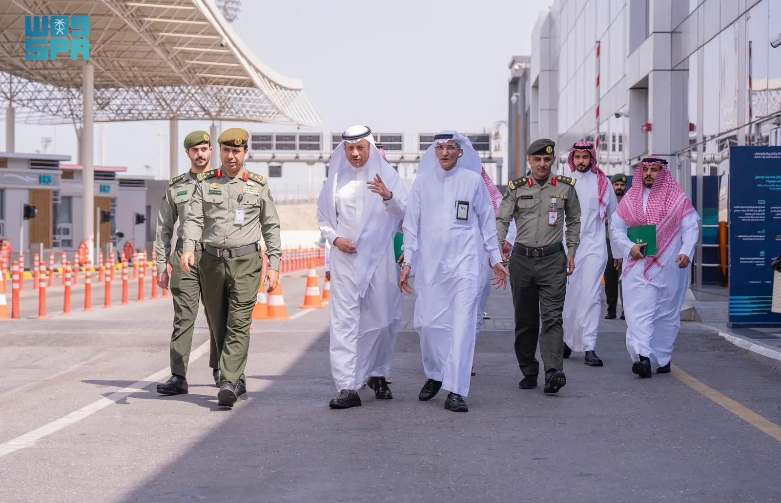 سفير المملكة لدى البحرين يزور جسر الملك فهد