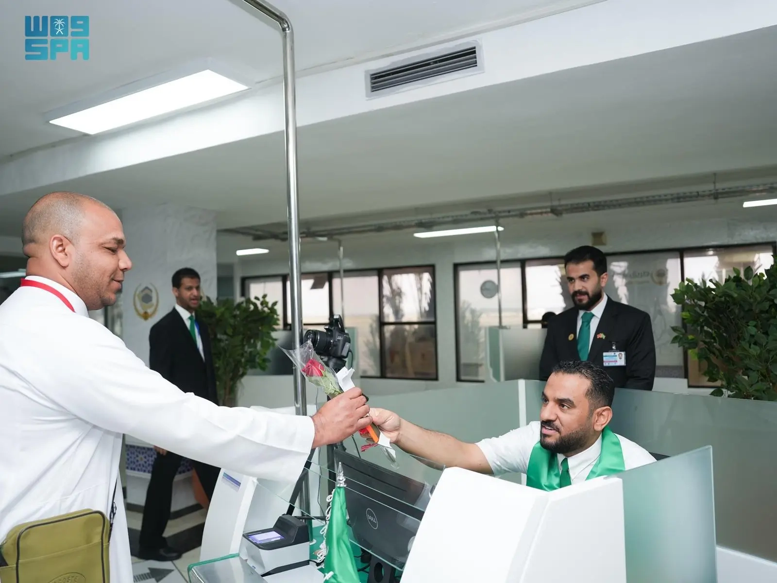 مغادرة أولى رحلات المستفيدين من مبادرة 'طريق مكة' من المملكة المغربية