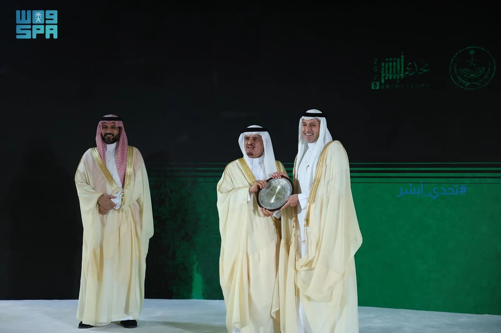 برعاية الأمير عبدالعزيز بن سعود.. نائب وزير الداخلية يتوّج الفائزين في تحدي أبشر 2025