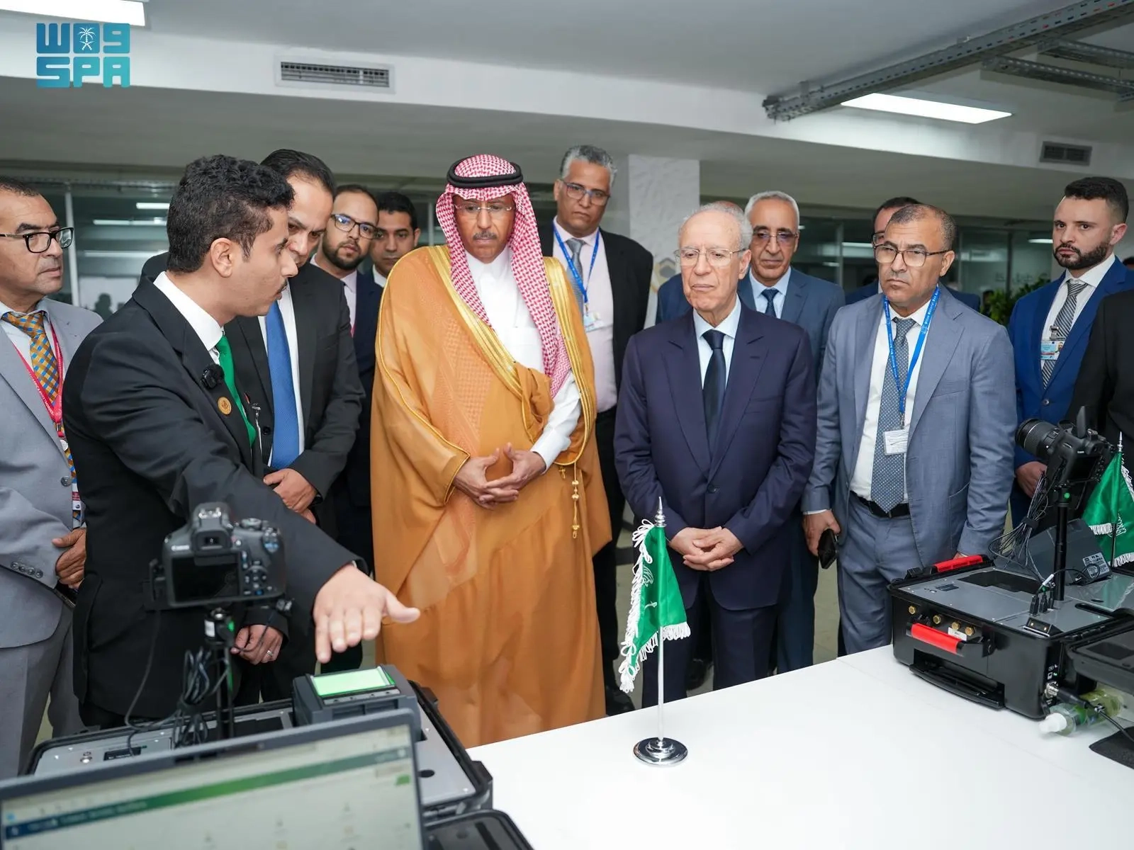 سفير المملكة لدى المغرب يتفقّد صالة مبادرة 'طريق مكة' في مطار محمد الخامس الدولي