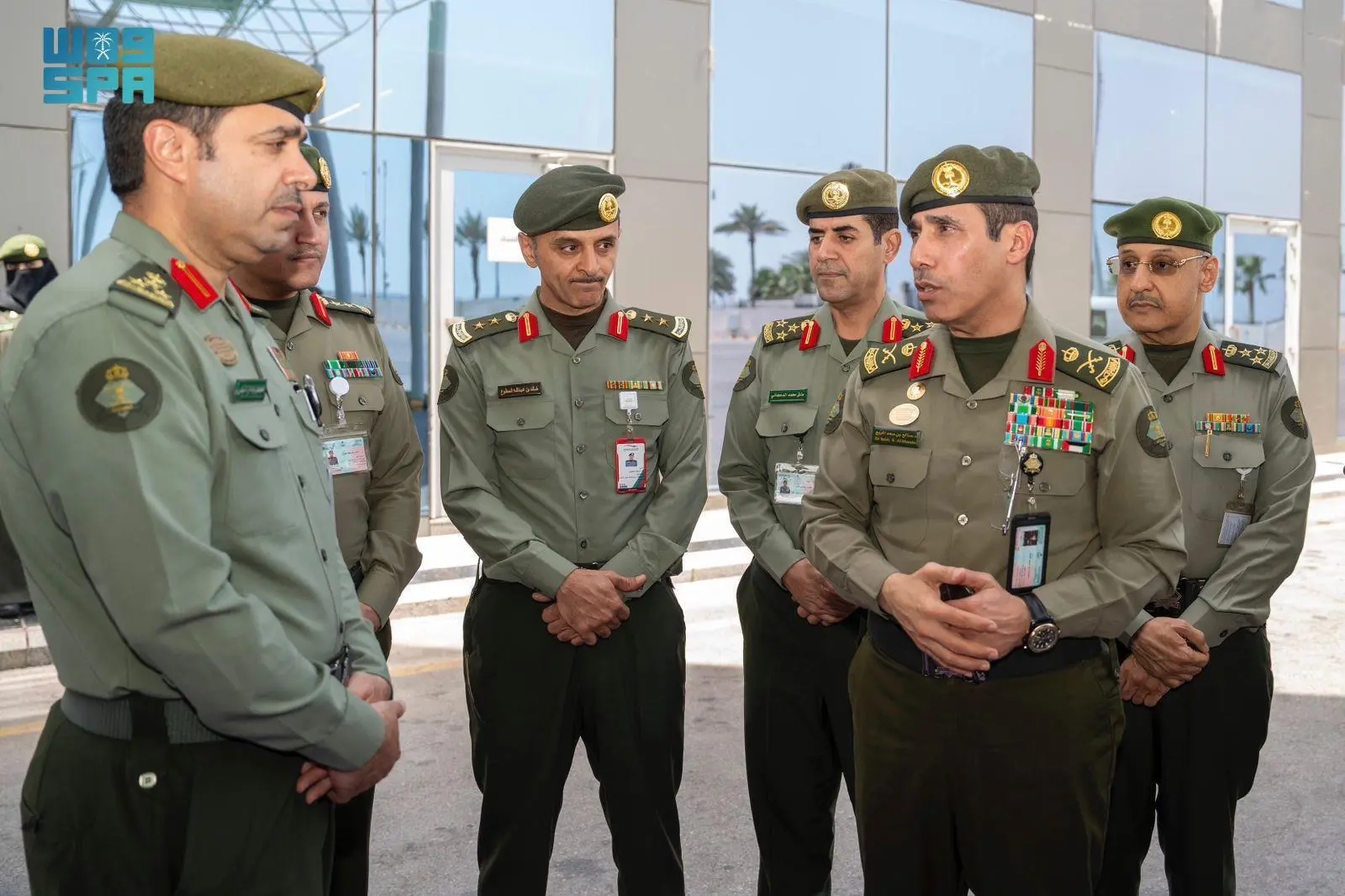 اللواء المربع يتفقد جوازات جسر الملك فهد