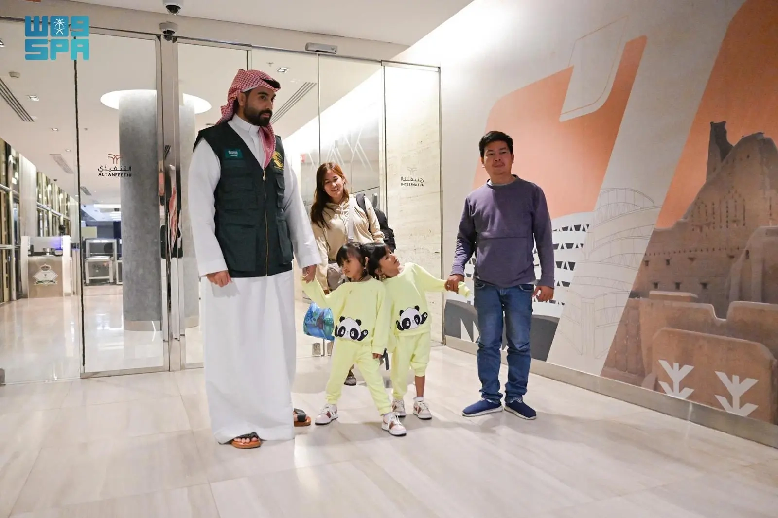 إنفاذًا لتوجيهات خادم الحرمين الشريفين وسمو ولي العهد.. وصول التوأم الملتصق الفلبيني 'كليا وموريس آن' إلى الرياض