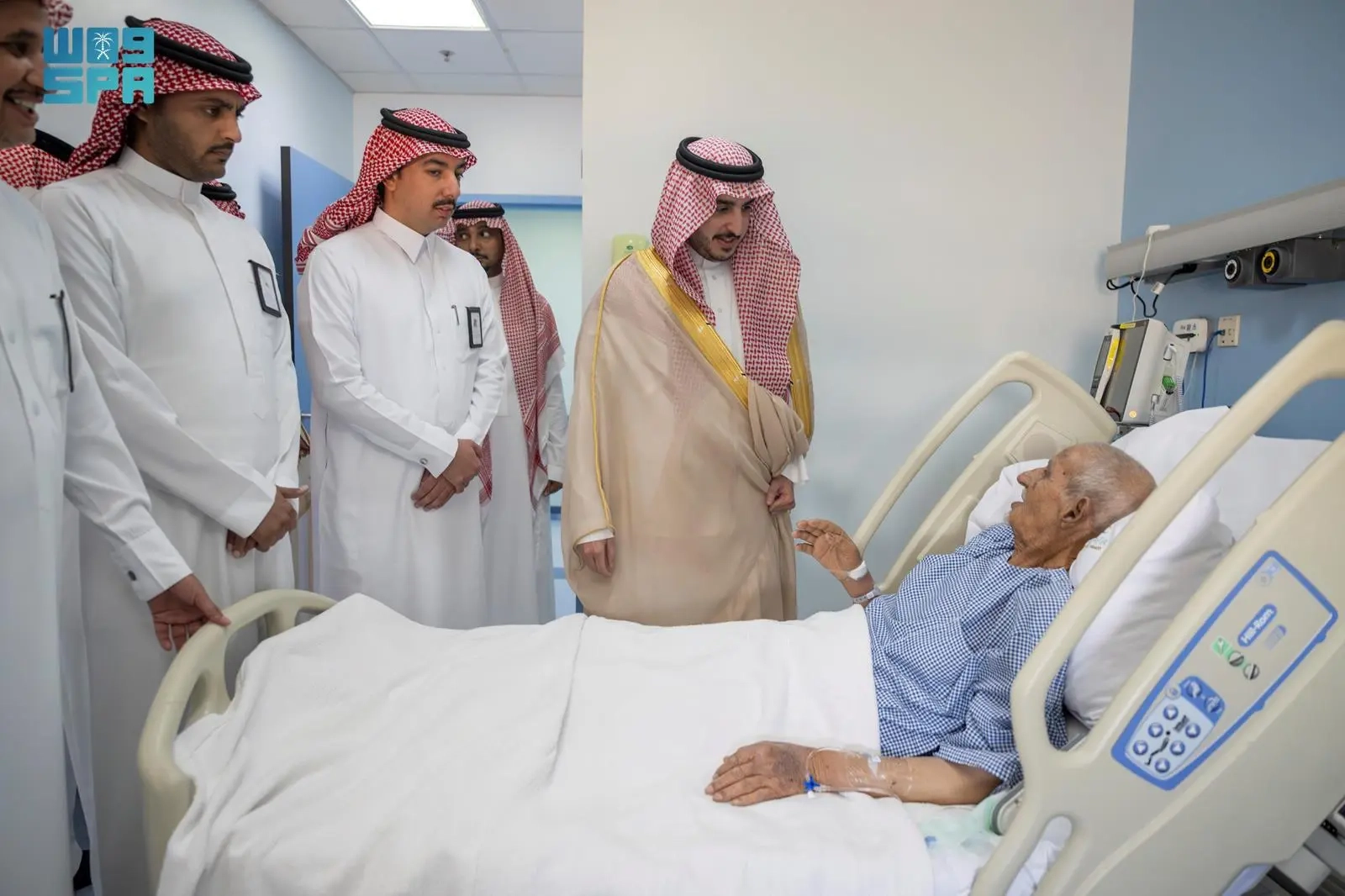 أمير منطقة الجوف يطمئن على صحة معرف جماعة المهنا فرحان الدغمي بالمستشفى
