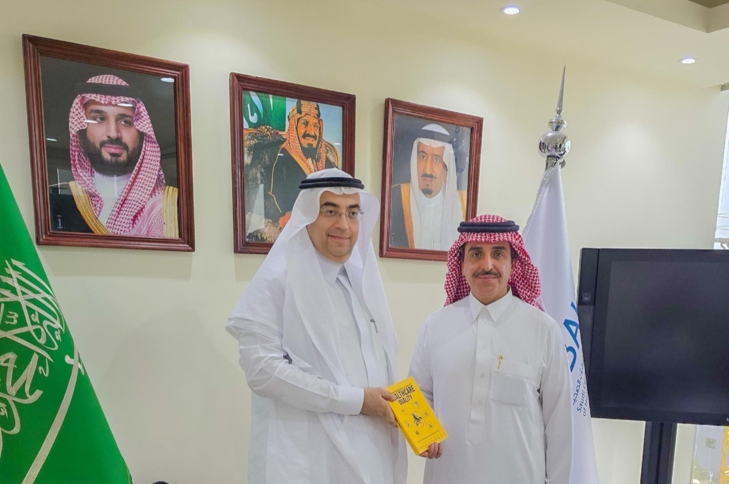 الدكتور أسعد عبد الجواد يدشن كتابه الجديد ' الدليل الشامل لجودة الرعاية الصحية '