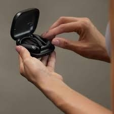 صورة مسربة تكشف عن نموذج أولي شفاف لسماعات 'Powerbeats Pro 2'