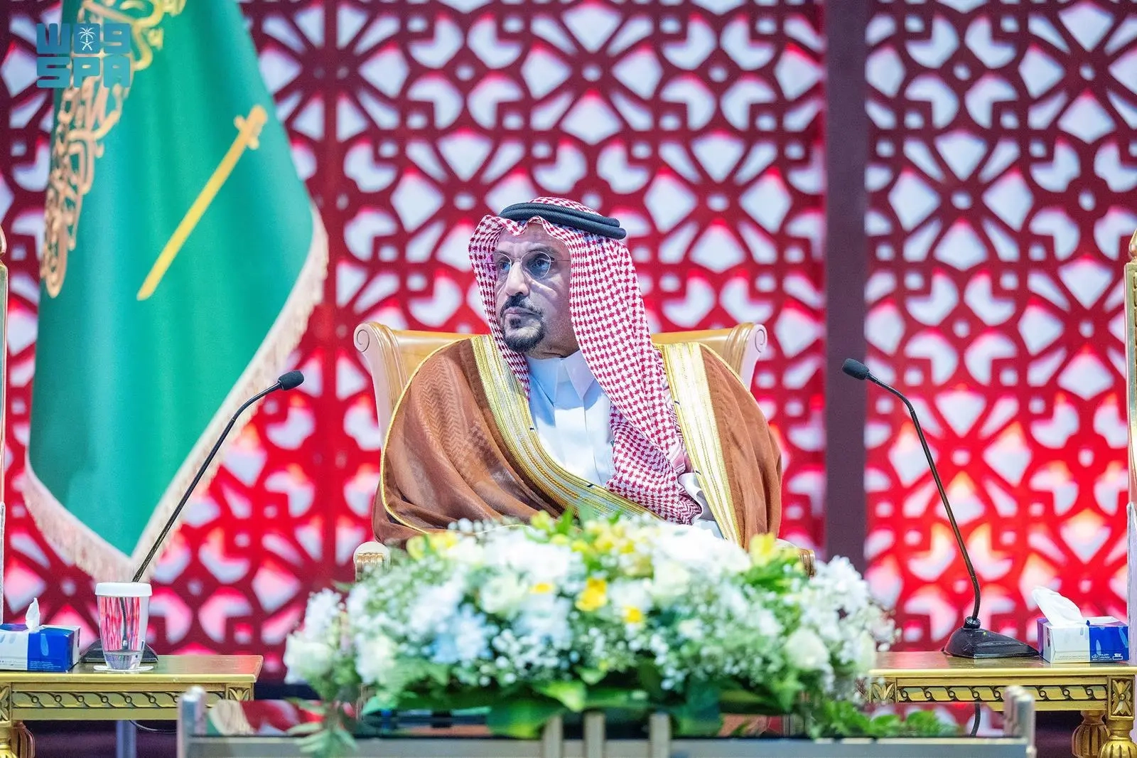 أمير منطقة القصيم يرعى حفل تخريج 598 خريجًا من طلبة كليات عنيزة الأهلية