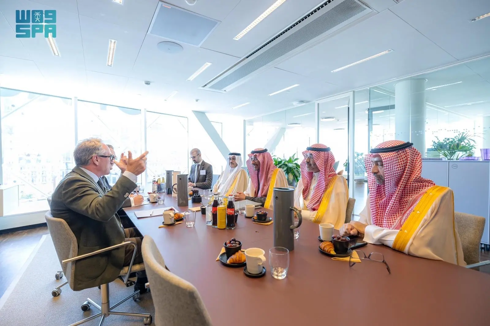 وزير الصناعة والثروة المعدنية يلتقي الرئيس التنفيذي لاتحاد الصناعات الدنماركية ويترأس اجتماع الطاولة المستديرة
