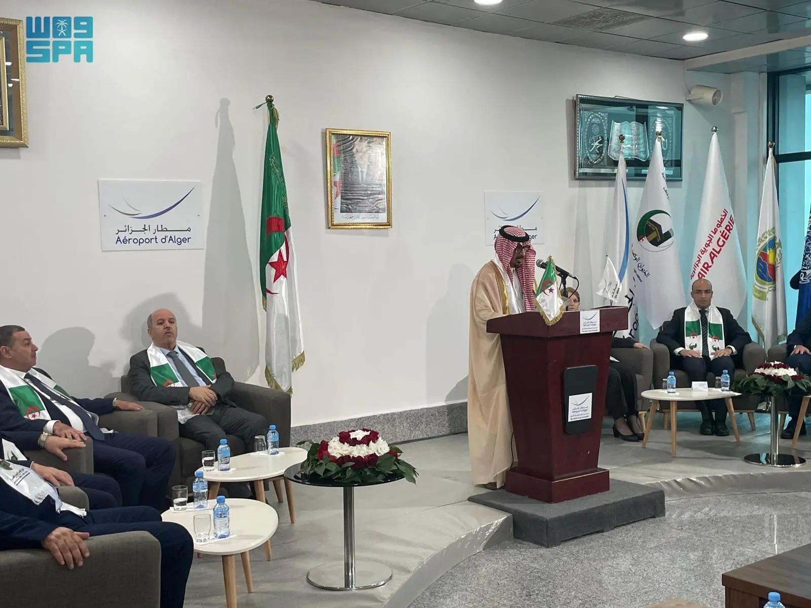 سفير المملكة لدى الجزائر يشارك في توديع الفوج الأول من ضيوف الرحمن
