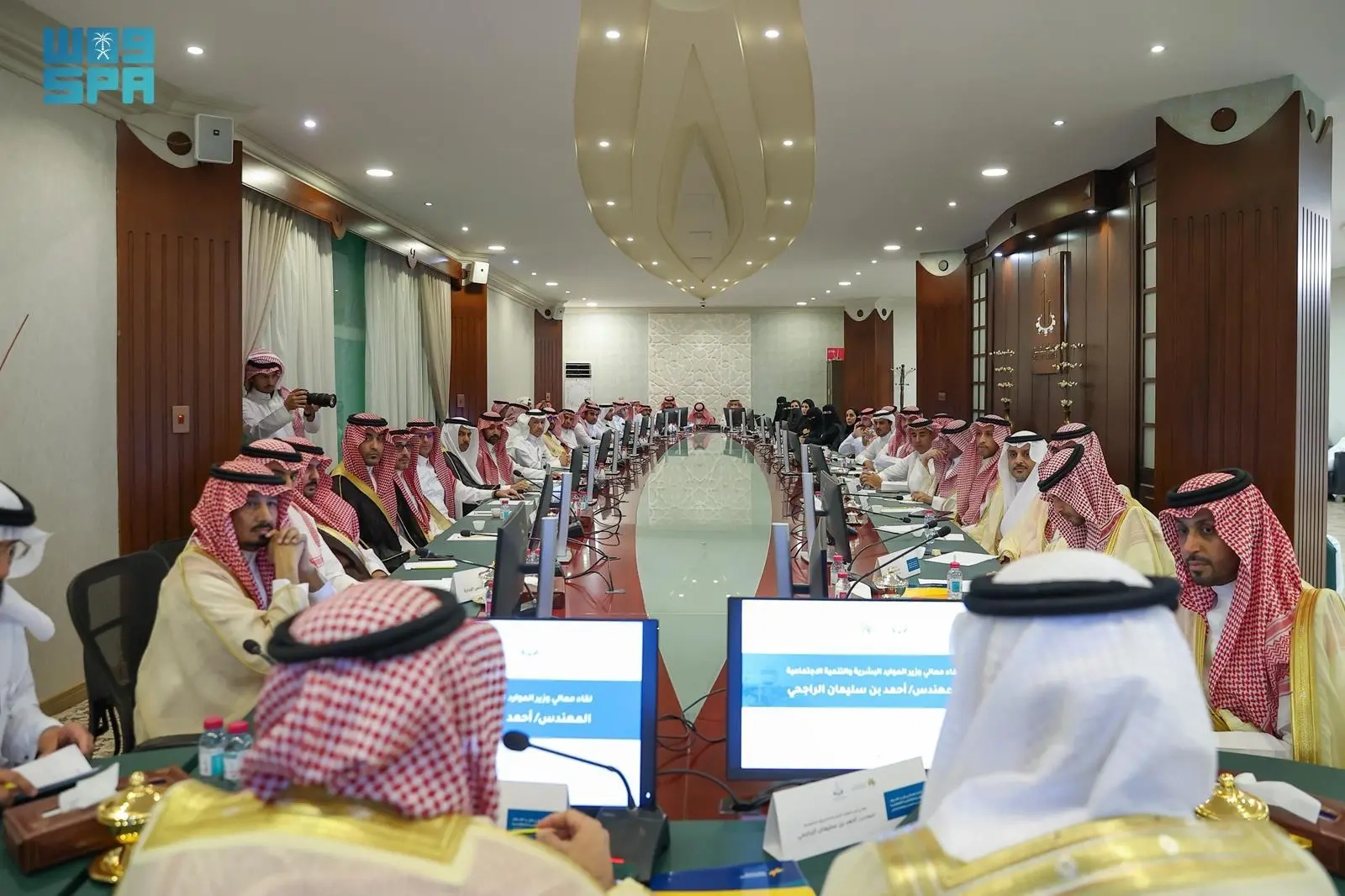 وزير الموارد البشرية والتنمية الاجتماعية يشهد توقيع 9 اتفاقيات تنموية في القصيم