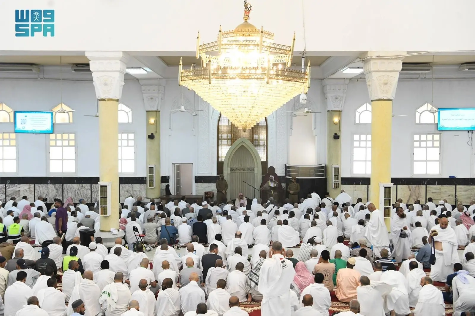 حجاج بيت الله الحرام يؤدون الصلوات في مسجد الخيف وسط أجواء إيمانية وخدمات متكاملة