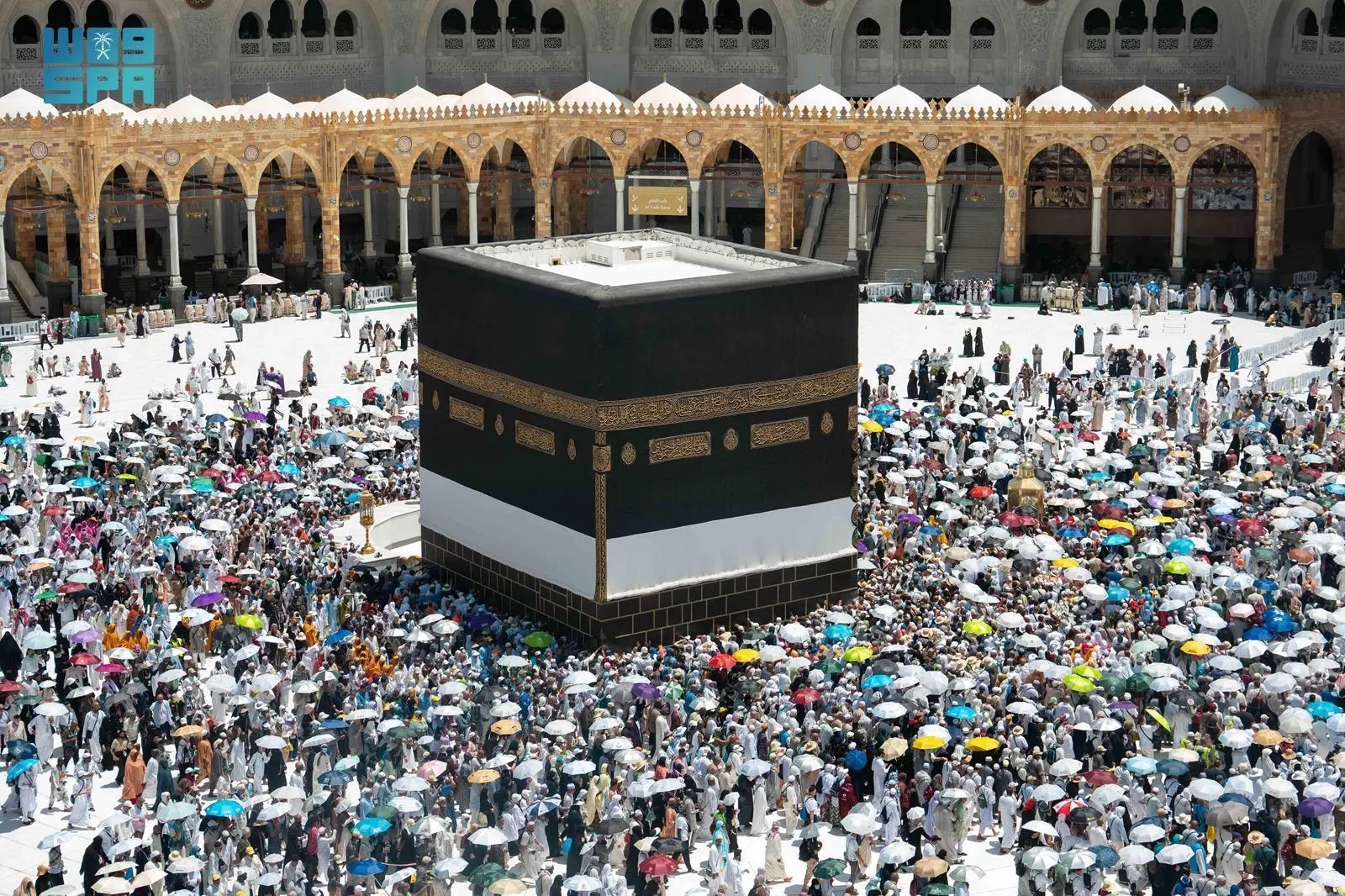 الحجاج المتعجلون يؤدون طواف الوداع بيسر وطمأنينة