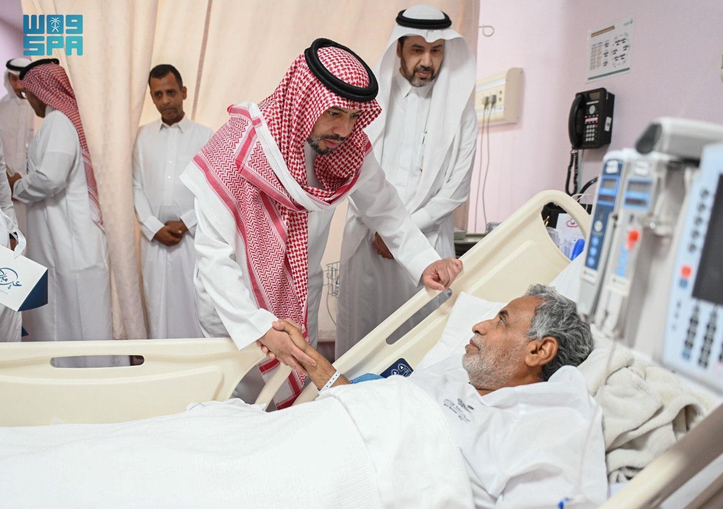 المشرف العام على الخدمات الطبية يزور المرضى المنومين في مستشفى قوى الأمن بمكة المكرمة بمناسبة عيد الأضحى