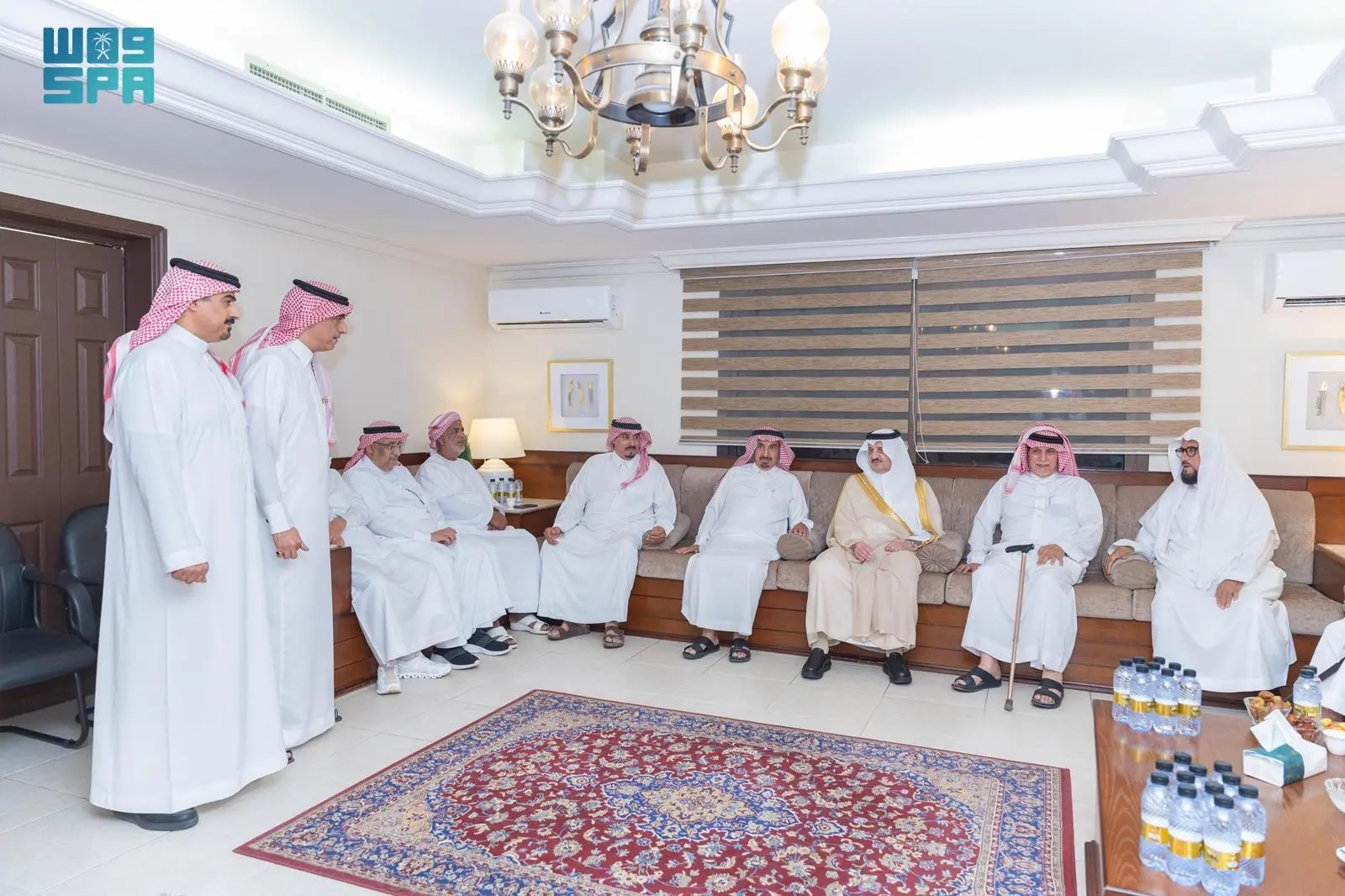 أمير المنطقة الشرقية يقدّم التعازي لأسرة العطيشان