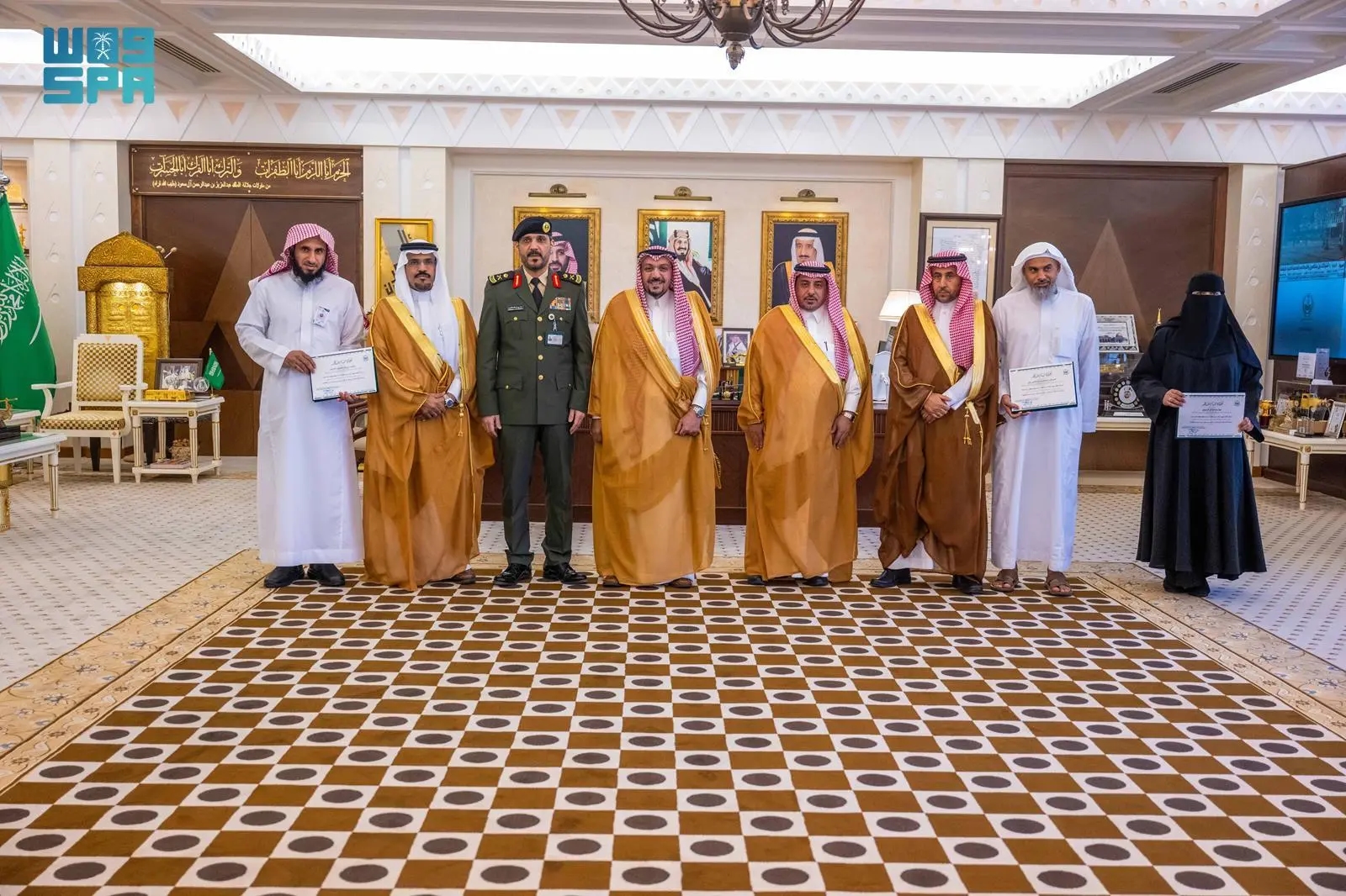 أمير القصيم يكرّم رؤساء لجان من إمارة المنطقة المشاركين في اختبارات القرآن الكريم لنزلاء السجون تقديرًا لجهودهم