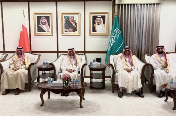 سفير خادم الحرمين الشريفين لدى مملكة البحرين نايف السديري يستقبل المواطنين المهنئين بعيد الأضحى المبارك بمبنى السفارة