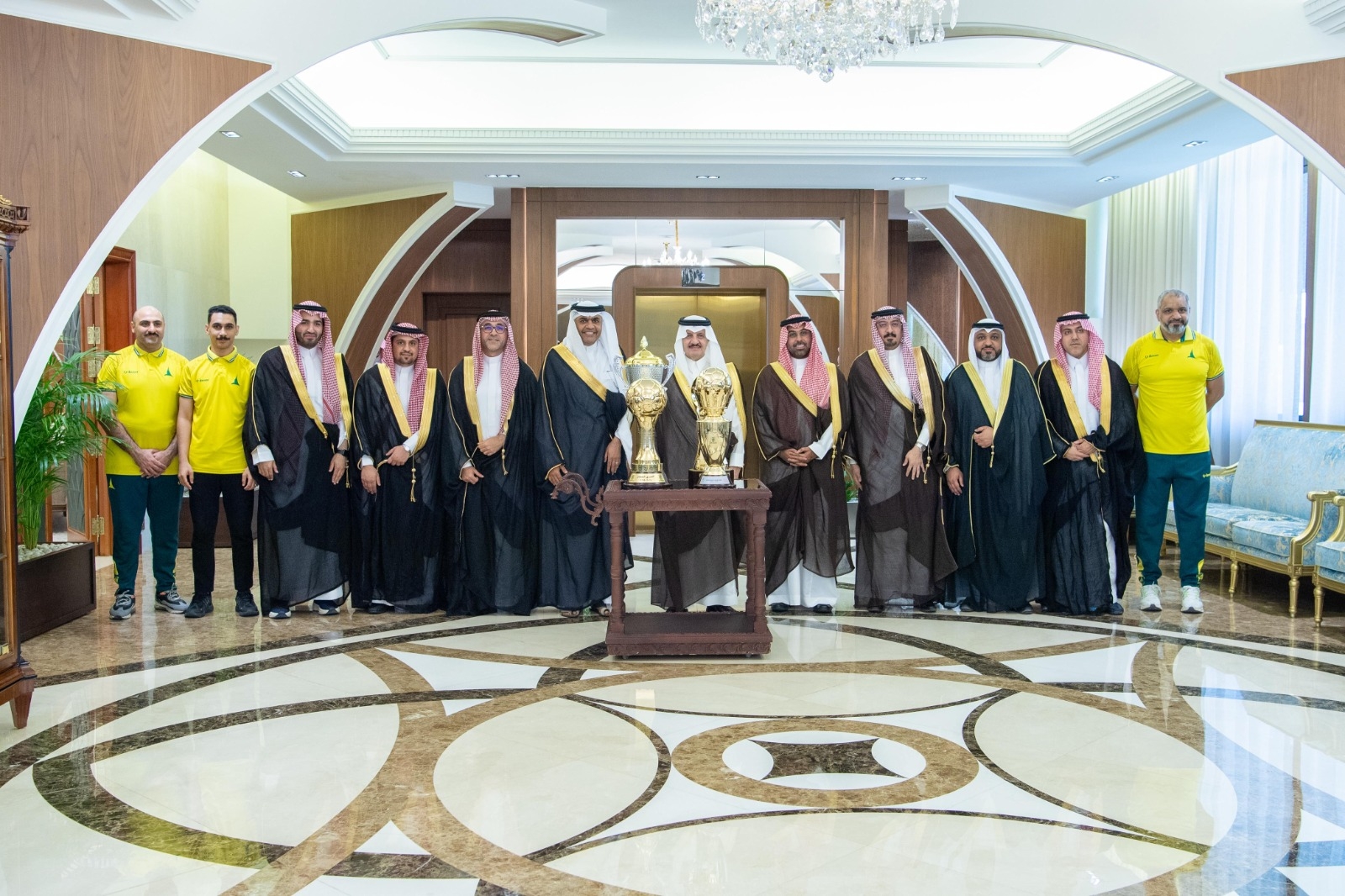 سمو أمير المنطقة الشرقية يستقبل إدارة نادي الخليج ويشيد بإنجازاتهم الرياضية