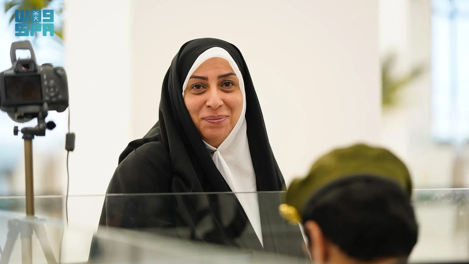 الجوازات تواصل تقديم خدماتها لتسهيل مغادرة ضيوف الرحمن من الجمهورية الإسلامية الإيرانية عبر منفذ جديدة عرعر