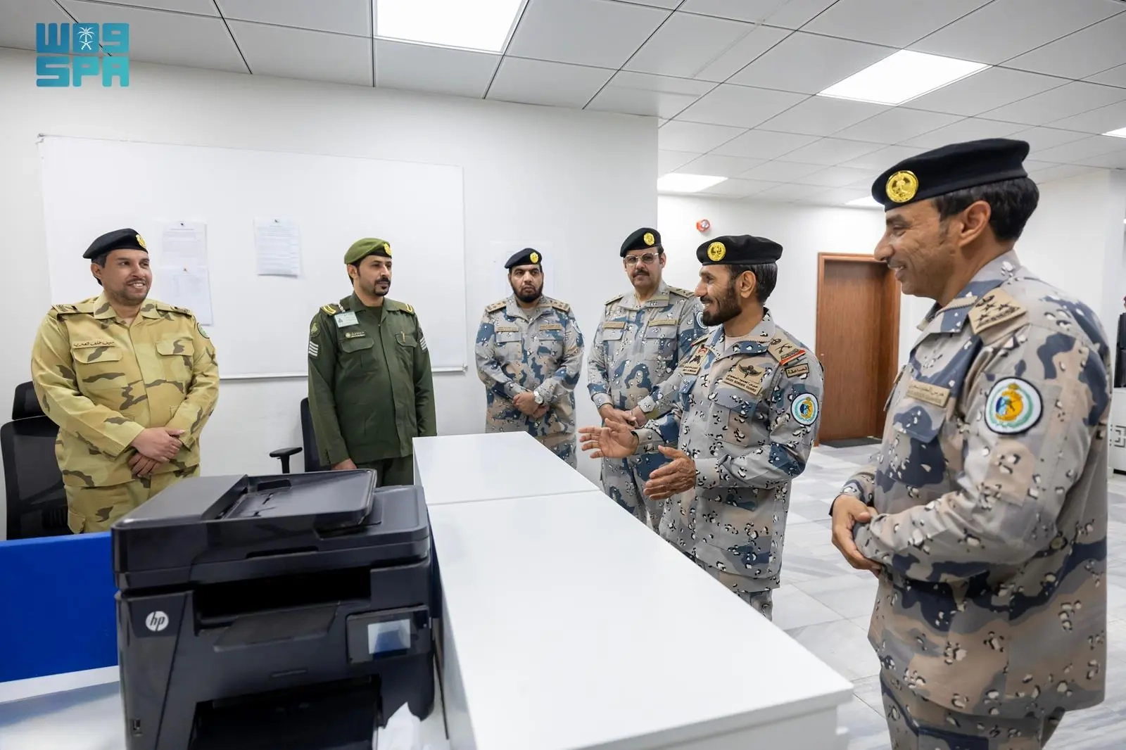 اللواء الركن الودعاني يقف ميدانيًا على سير عمل منسوبي حرس الحدود والخدمات المقدمة لضيوف الرحمن في منفذ جديدة عرعر