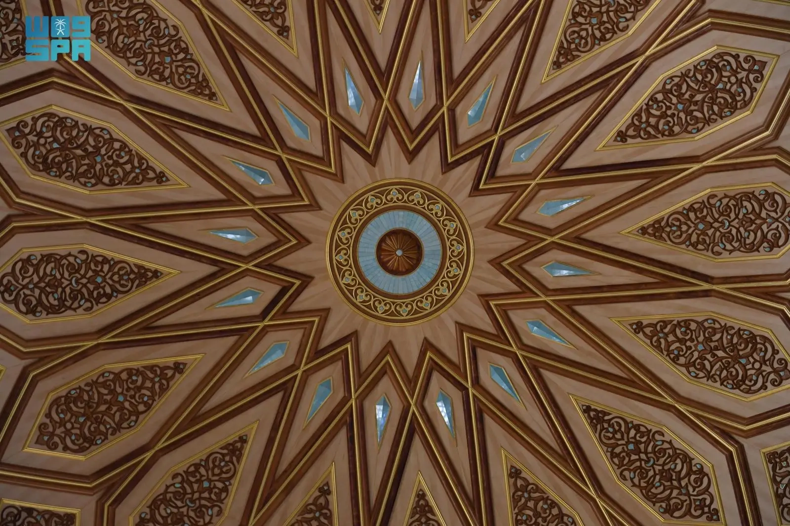 القباب المتحركة تحفة معمارية تزيّن المسجد النبوي