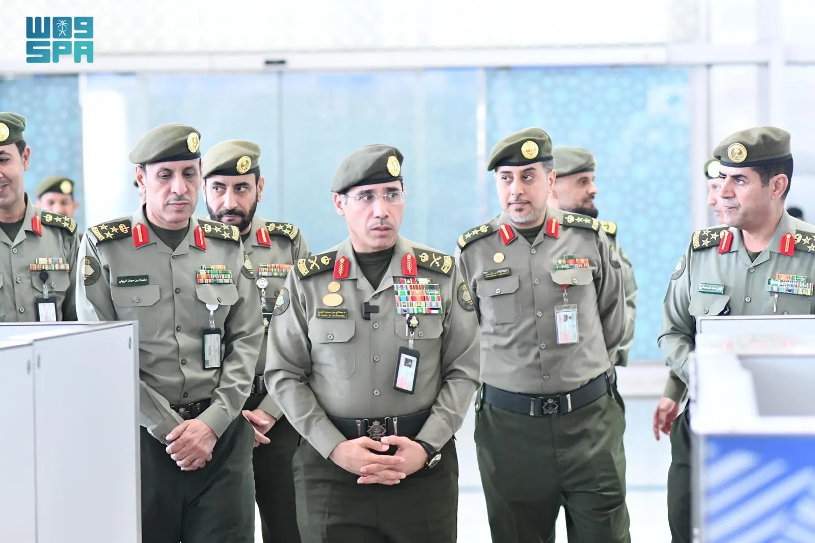 اللواء المربع يقف على الخدمات المقدمة لضيوف الرحمن في صالات الجوازات بمطار الأمير محمد بن عبدالعزيز الدولي بالمدينة المنورة