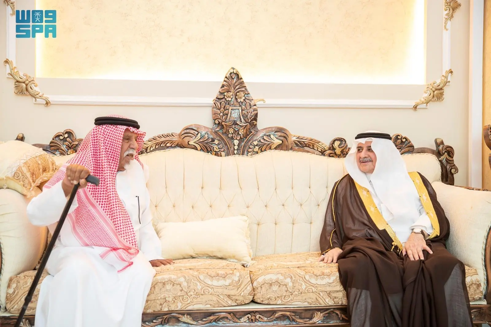أمير تبوك يعزّي الشيخ عبدالله الضيوفي في وفاة شقيقه