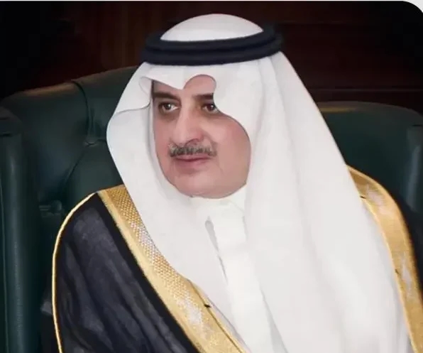 أمير تبوك يطمئن على صحة الشيخ عبدالعزيز الغريض
