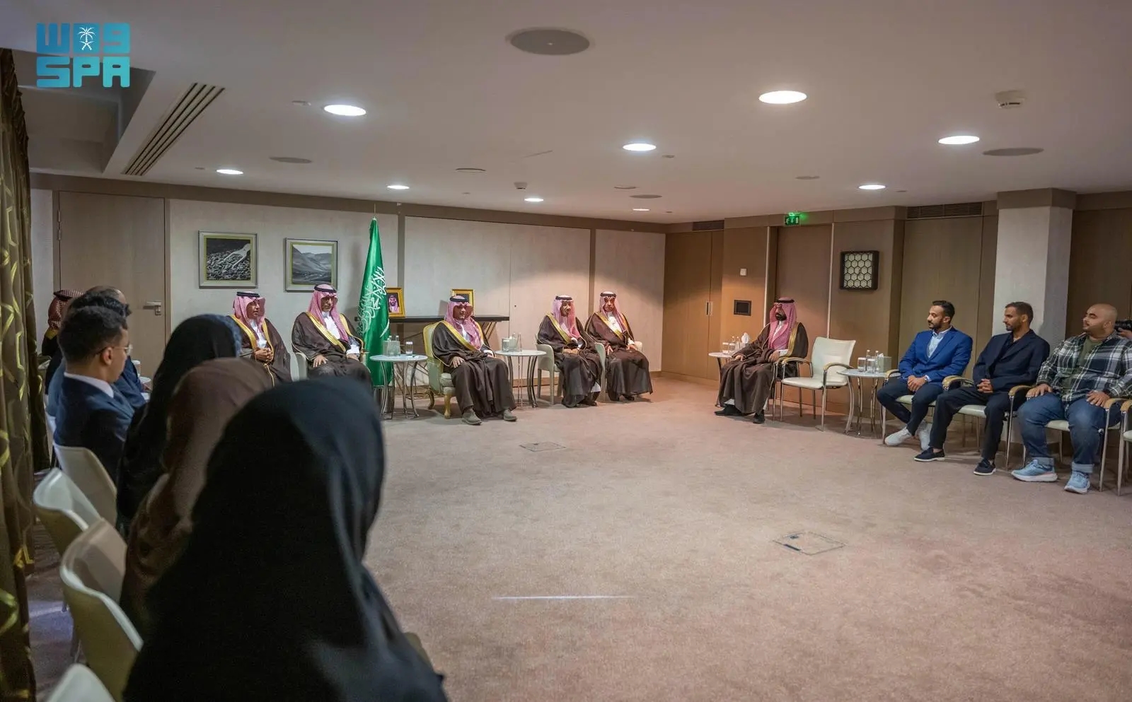 الأمير عبدالعزيز بن سعود يلتقي مجموعة من منسوبي الوزارة المبتعثين للدراسة في فرنسا