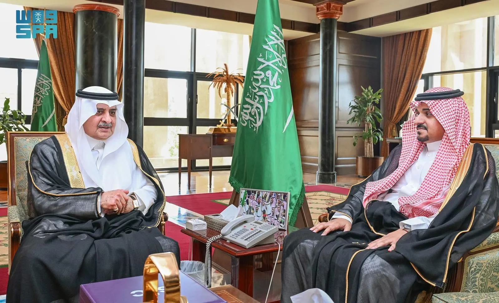 أمير تبوك يستعرض المشاريع والمبادرات لشركة الاتصالات السعودية بالمنطقة