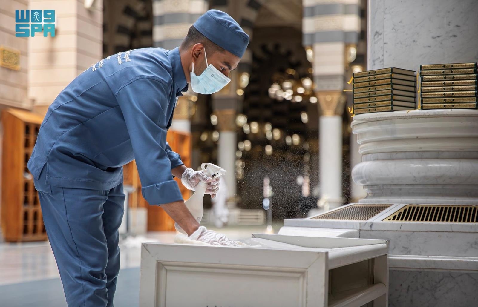 أكثر من (2,700) لتر من المعقمات لتطهير المسجد النبوي وتهيئة البيئة الإيمانية لاستقبال المصلين الجمعة