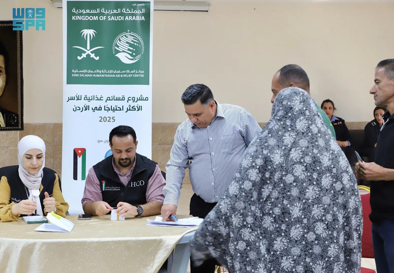 مركز الملك سلمان للإغاثة يوزع قسائم غذائية على 882 مستفيدًا في عدة محافظات بالأردن
