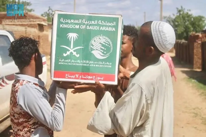 مركز الملك سلمان للإغاثة يوزع (1.000) سلة غذائية في محلية سنار بولاية سنار بالسودان