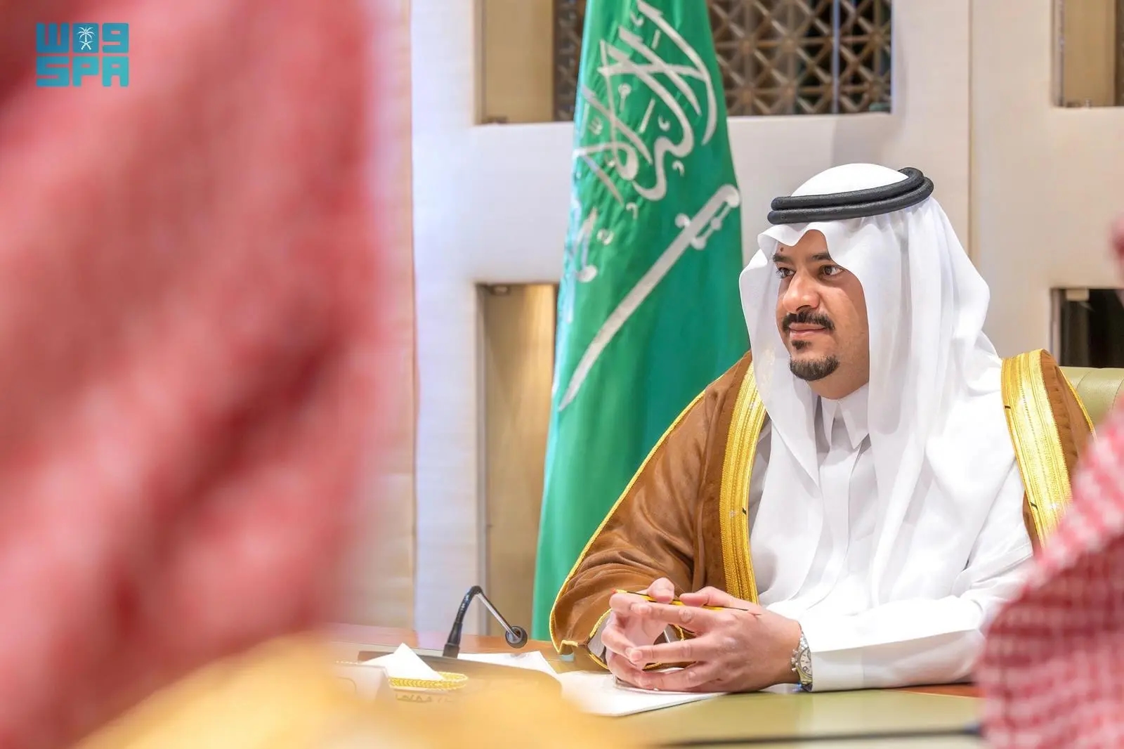 نائب أمير منطقة الرياض يرأس اجتماعًا مع وفد من شركة تطوير مطار الملك سلمان الدولي