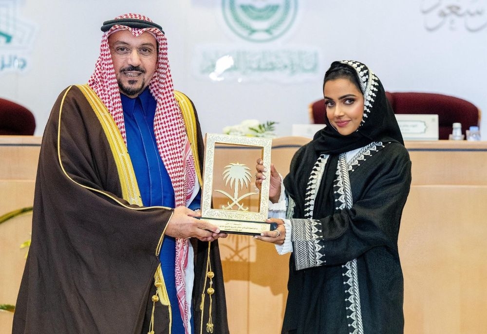 سمو أمير منطقة القصيم يتوج نجلاء جان بجائزة صناع المحتوى للإعلام السياحي