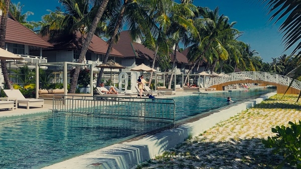 SUN SIYAM OLHUVELI يكشف عن أطول حمام سباحة في جزر المالديف وشاطئ مُعاد تصميمه وأجنحة شاطئ الغروب