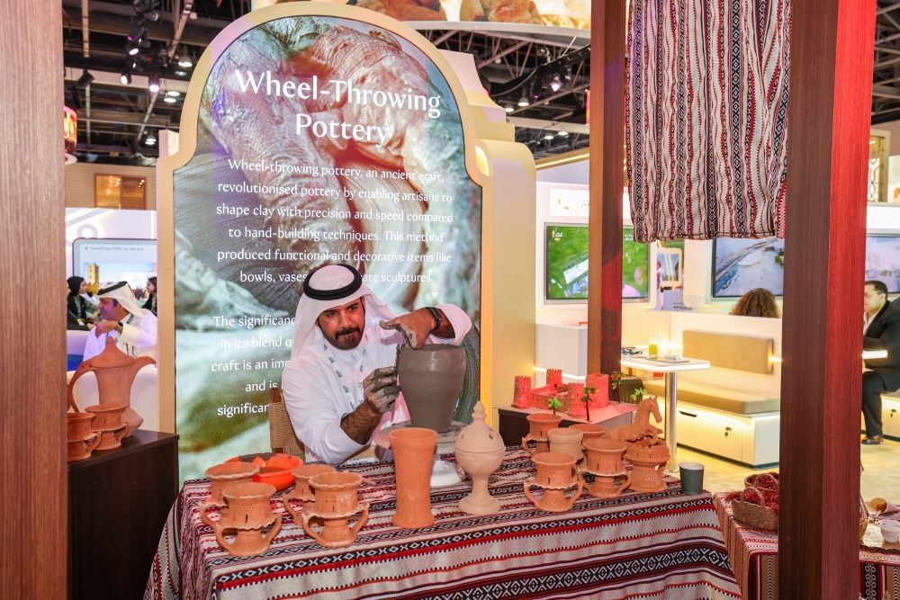 قطر للسياحة وVisit Qatar تدشنان شراكات استراتيجية جديدة في اليوم الأول من سوق السفر العربي دبي 2025