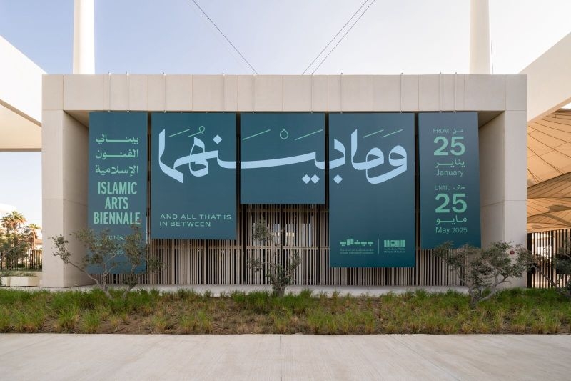 بينالي الفنون الإسلامية يختتم نسخته الثانية بنجاح في جدةمعززاً مكانته كمنصة عالمية رائدة للفنون الإسلامية