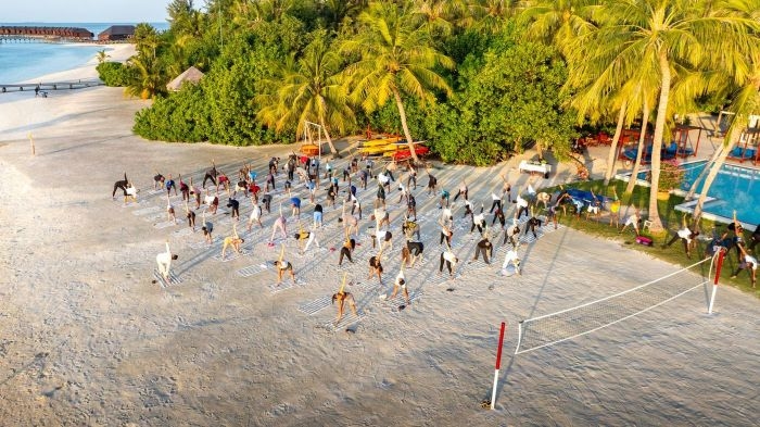 SUN SIYAM OLHUVELI يقدم اليوغا الجوية احتفالًا باليوم العالمي لليوغا 2025