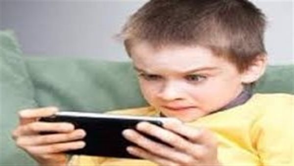 أستاذ علم اجتماع يكشف الطرق السليمة لتعامل الأطفال مع الهواتف الذكية