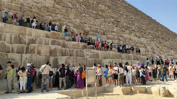 خبير سياحي يكشف تفاصيل أزمة الازدحام خلال التشغيل التجريبي لتطوير منطقة الأهرامات