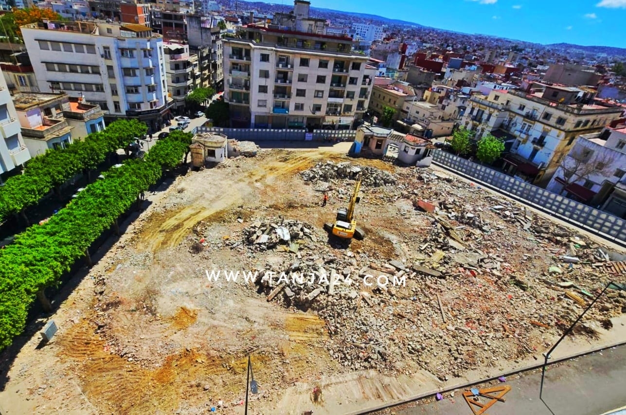 ✅ طنجة تطوي صفحة "البلاصا الجديدة" بعملية هدم تمهّد لإحداث مركب تجاري متعدد الوظائف