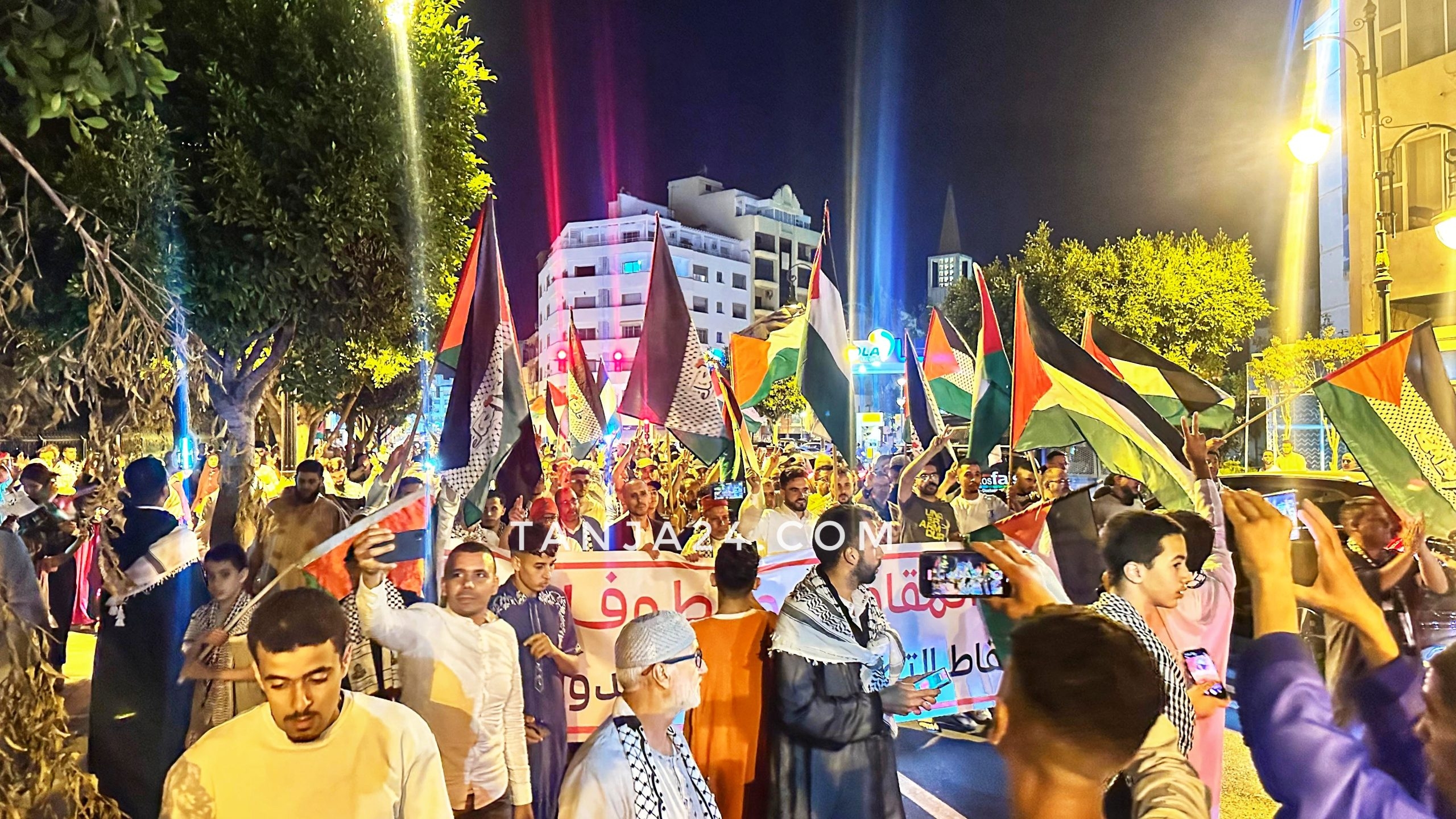 ✅ مسيرة ليلية في طنجة ليلة عيد الأضحى دعما لفلسـ ـطين وتنديدا بالعد وان على غز ة